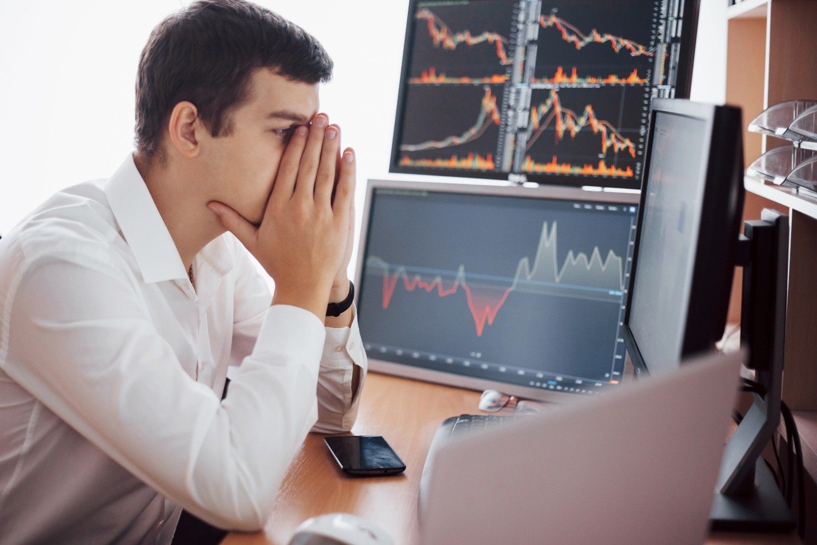 Terbang 69 Persen, Bursa Akhirnya Gembok Saham APEX